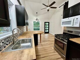 765 Meadow Rd in Smithtown, NY - Building Photo