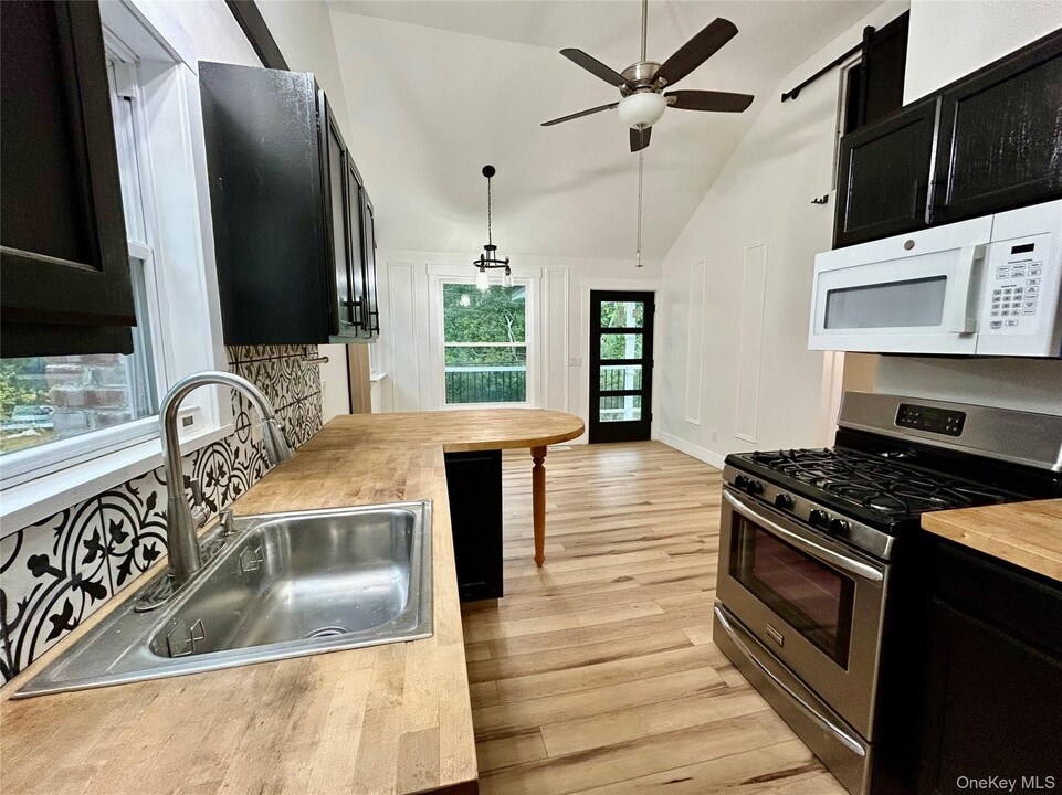 765 Meadow Rd in Smithtown, NY - Building Photo