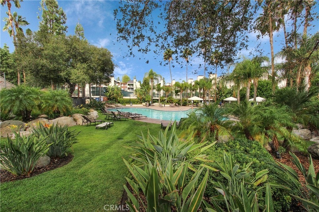 21450 Burbank Blvd, Unit Building 13 #320 in Woodland Hills, CA - Building Photo