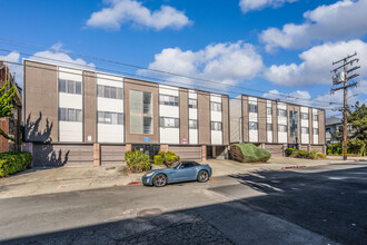 Americana Apartments in Berkeley, CA - Foto de edificio - Building Photo