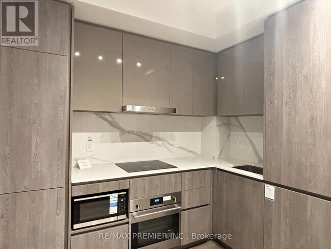 8 Interchange Wy in Vaughan, ON - Building Photo - Building Photo