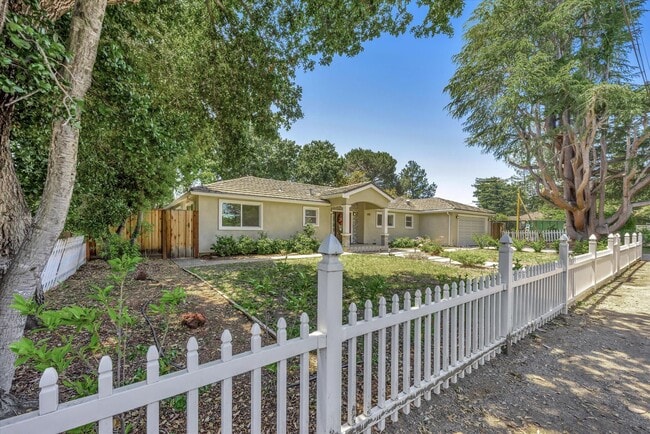 634 Cuesta Dr in Los Altos, CA - Foto de edificio - Building Photo