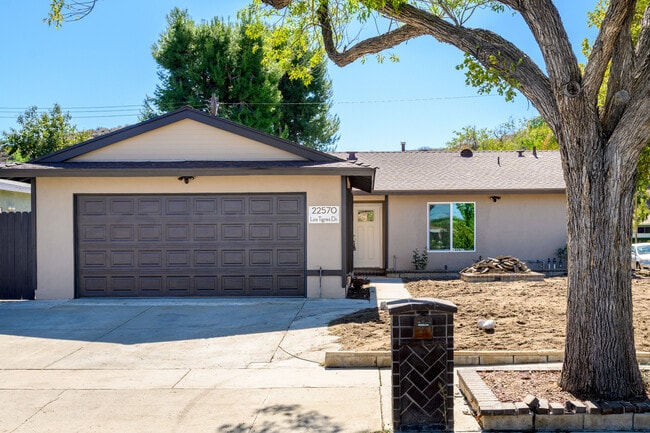 22570 Los Tigres Dr in Santa Clarita, CA - Building Photo - Building Photo