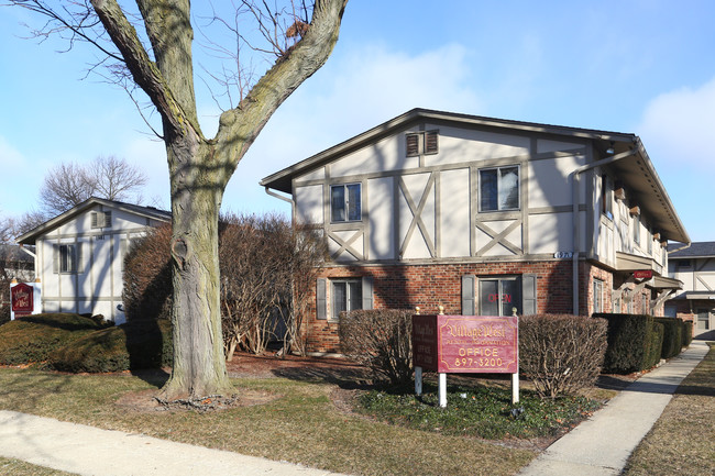 Village West Apartments in Aurora, IL - Foto de edificio - Building Photo