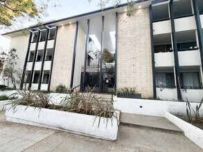 211 S Wilson Ave in Pasadena, CA - Building Photo - Building Photo