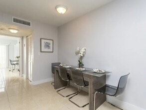 2601 NW 207th St, Unit Lakehouse - 2 Bedroom - 2 Bath in Miami Gardens, FL - Building Photo - Building Photo