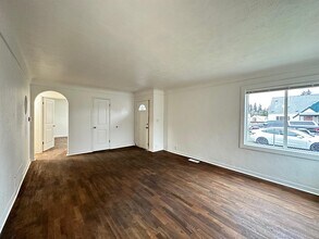 1134 N Rainier Ave in Bremerton, WA - Building Photo - Building Photo