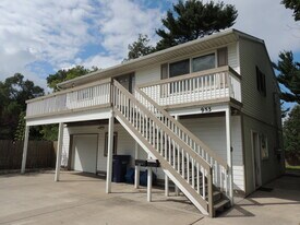 933 E Front St in Traverse City, MI - Building Photo