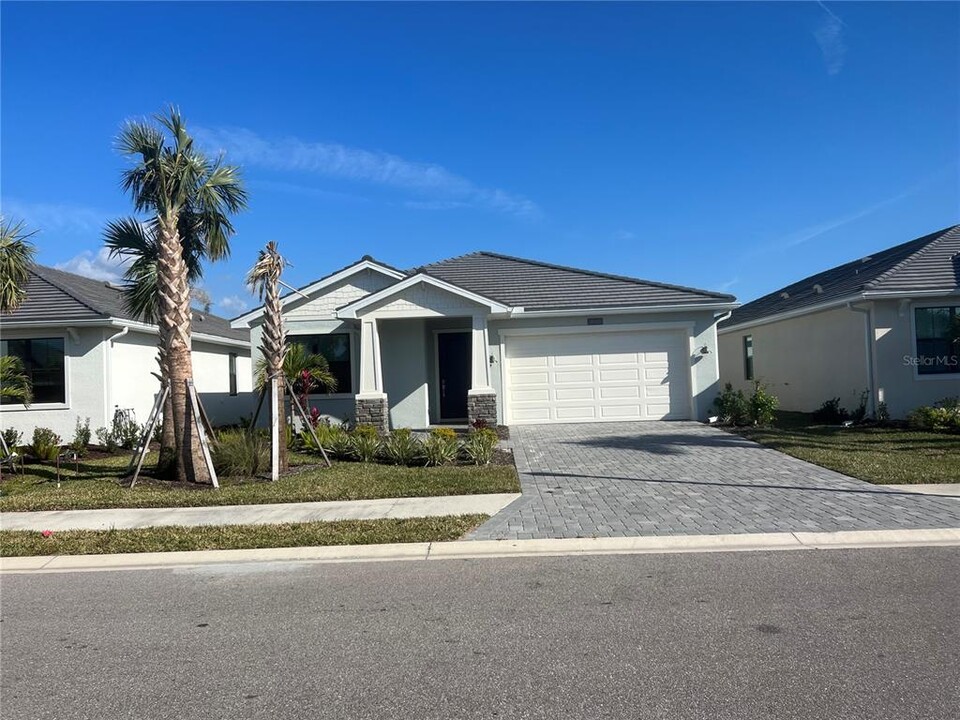 18500 Midsummer Pl in Venice, FL - Building Photo