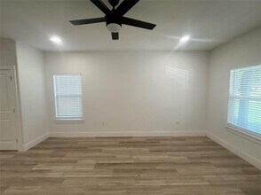 715 E Live Oak St in Lockhart, TX - Foto de edificio - Building Photo