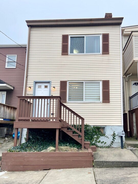 1916 Shamokin St in Pittsburgh, PA - Building Photo