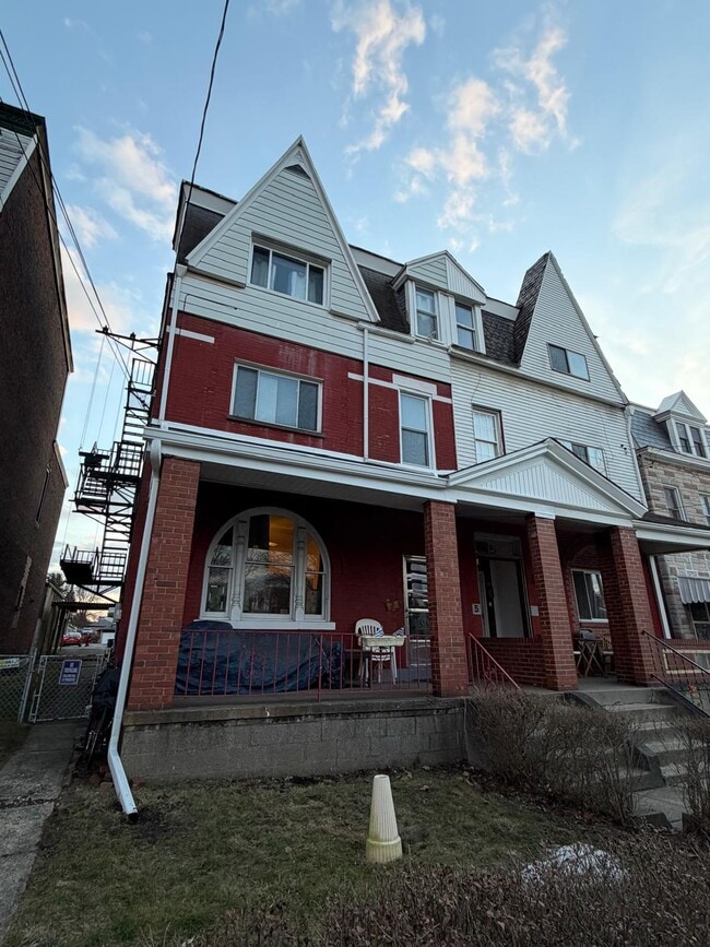 property at 7 Oakland Sq