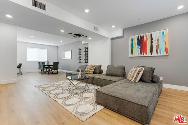 4637 Laurel Canyon Blvd in Los Angeles, CA - Foto de edificio - Building Photo