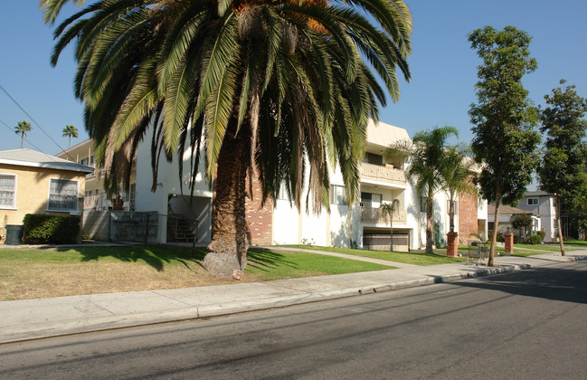 627 E Windsor Rd in Glendale, CA - Foto de edificio - Building Photo