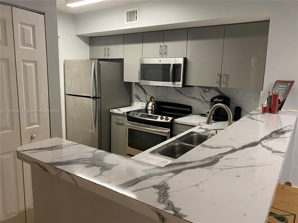 677 SW 111th Ave in Pembroke Pines, FL - Building Photo