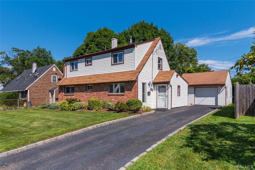 27 Collins Rd in Glen Cove, NY - Building Photo