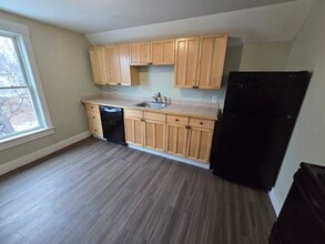 6 Dixon St, Unit 3 in Laconia, NH - Foto de edificio - Building Photo