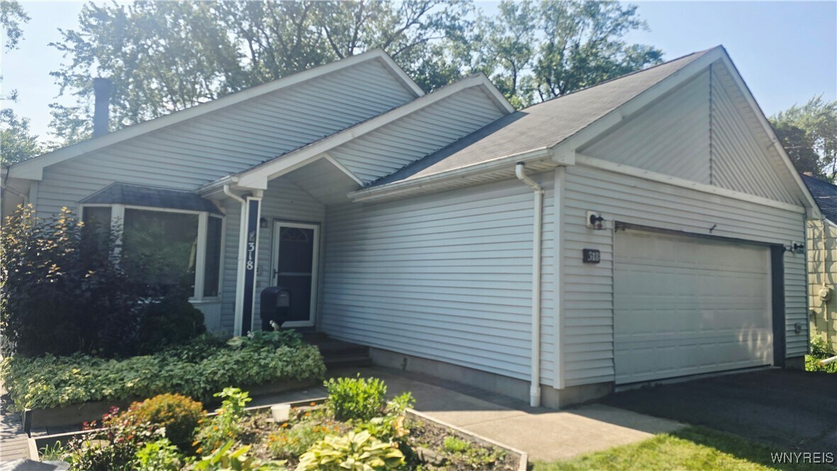 318 Ivyhurst Rd N in Eggertsville, NY - Building Photo