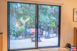 880 Hilldale Ave in West Hollywood, CA - Building Photo - Building Photo