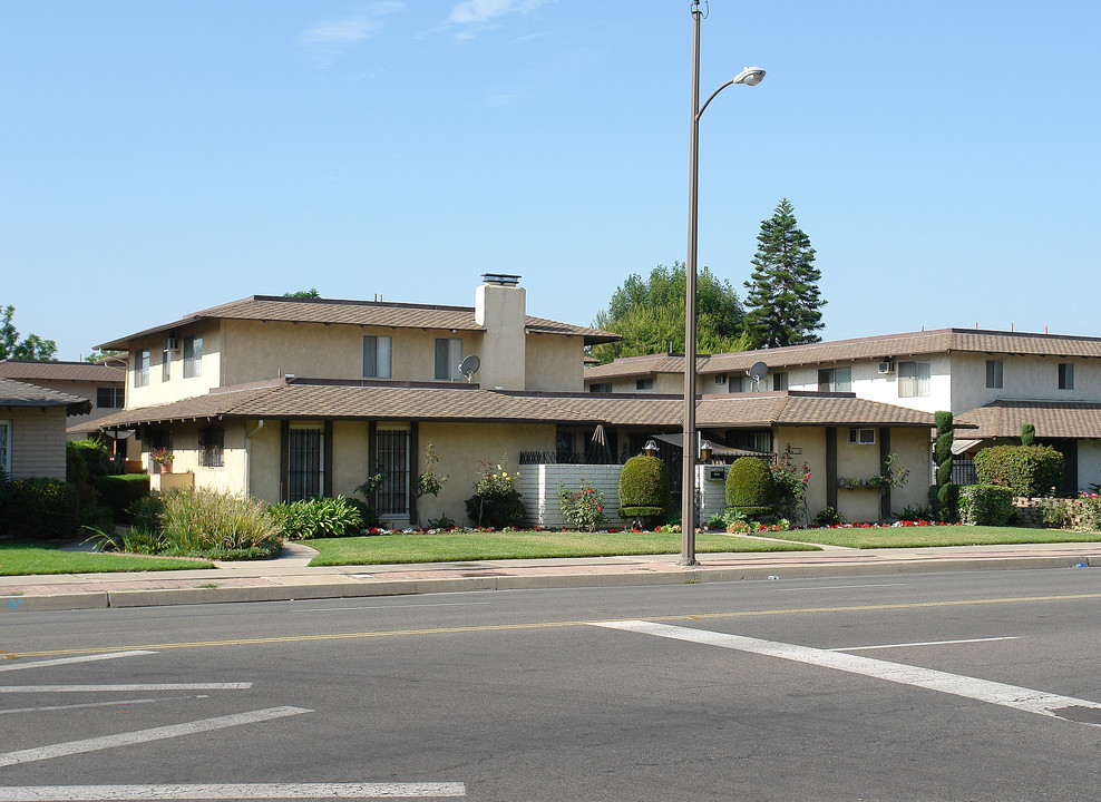 418 W La Veta Ave in Orange, CA - Building Photo