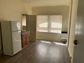 238 S Kenmore Ave, Unit S Kenmore in Los Angeles, CA - Foto de edificio - Building Photo