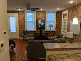 The Williams Courtyard Apartment