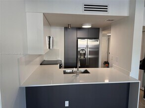 540 Brickell Key Dr, Unit 410 in Miami, FL - Building Photo - Building Photo