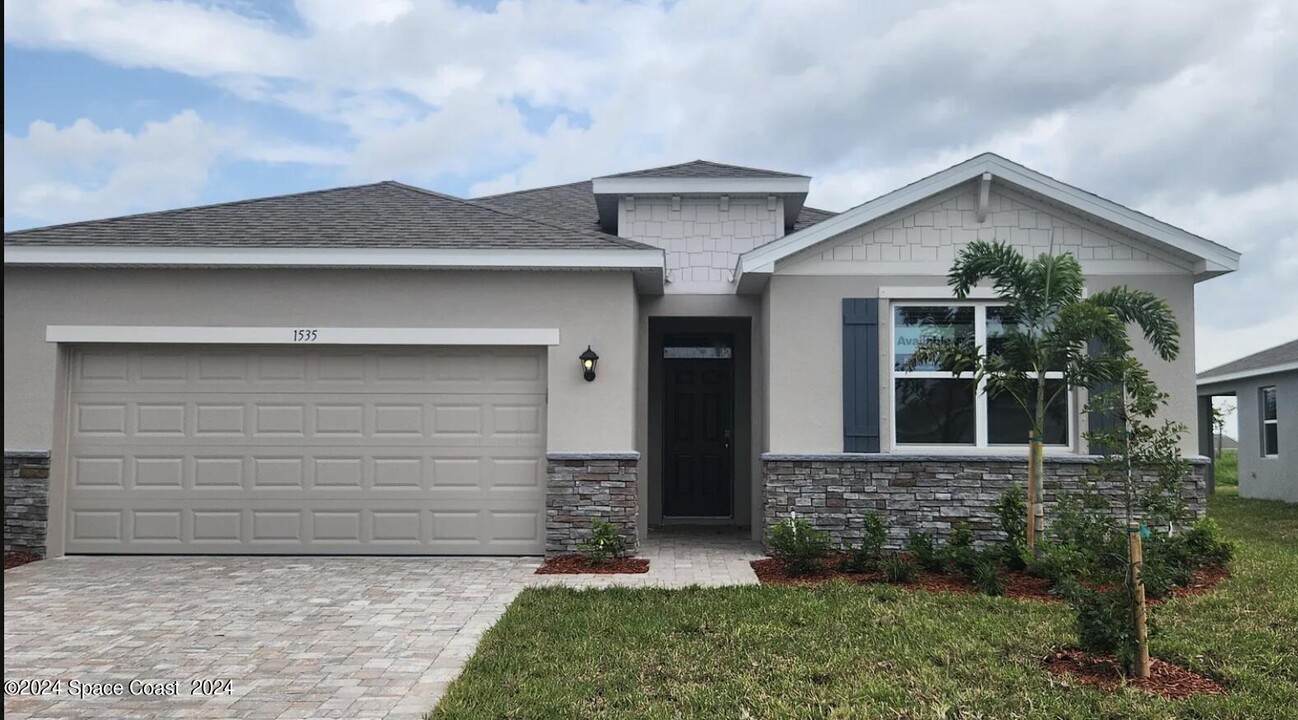 1535 Criswell Ln SE in Palm Bay, FL - Foto de edificio