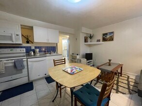 54 Hobson St, Unit garden level in Boston, MA - Foto de edificio - Building Photo