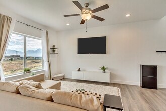 4831 Silver Ridge Rd in Eagle Mountain, UT - Foto de edificio - Building Photo