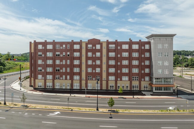Trolley Pointe in Derby, CT - Foto de edificio - Building Photo