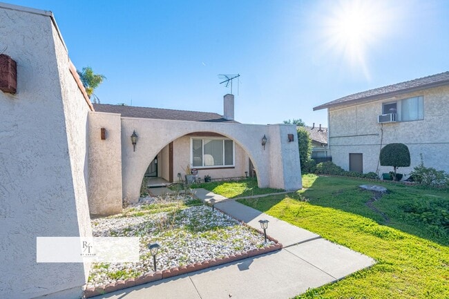 324 S Palo Cedro Dr in Diamond Bar, CA - Foto de edificio - Building Photo
