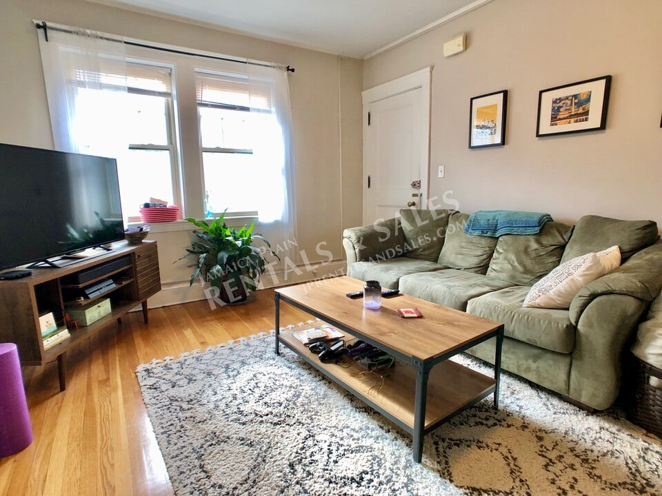136 Arborway, Unit 6 in Boston, MA - Building Photo