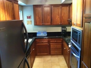 7560 Hollywood Blvd, Unit 301 in Los Angeles, CA - Foto de edificio - Building Photo