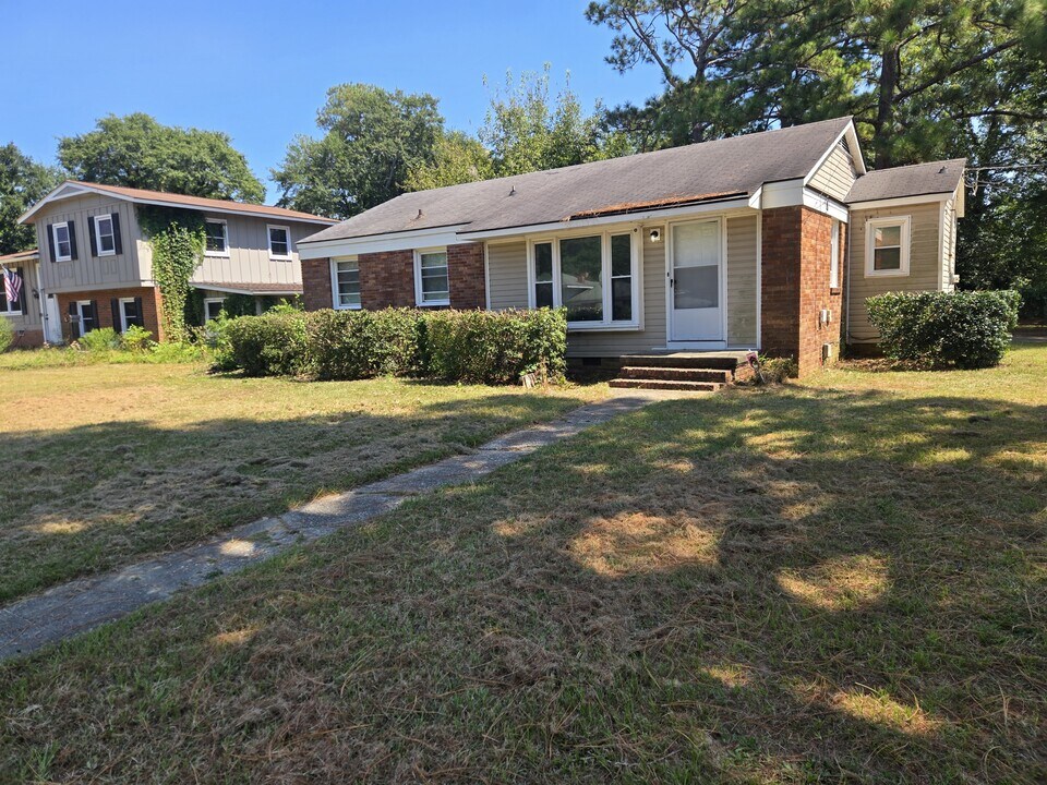 1829 Inverness Dr in Fayetteville, NC - Building Photo