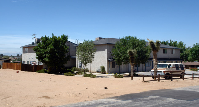 19161 Allegheny Rd in Apple Valley, CA - Foto de edificio - Building Photo