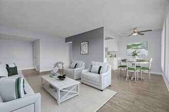 Villa Camino Apartments in Oceanside, CA - Building Photo - Building Photo