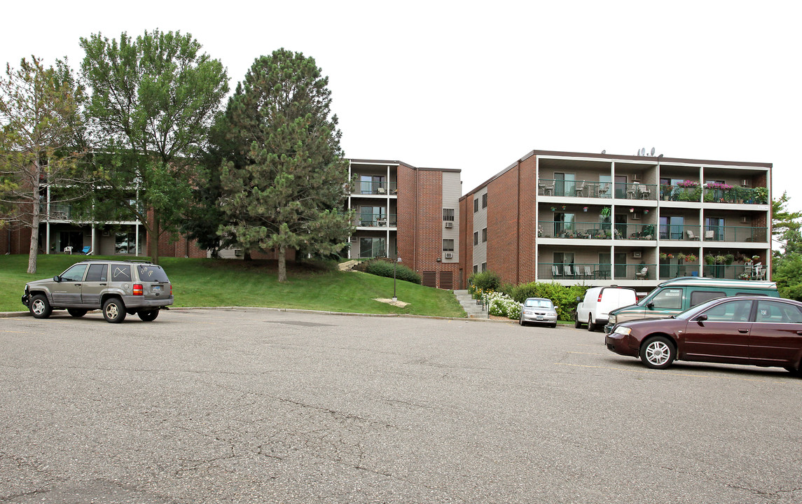 Coachman Oaks in Eagan, MN - Foto de edificio