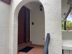 323 Ives Dairy Rd in Miami, FL - Building Photo - Building Photo