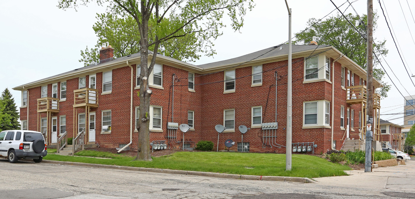 9005-9021 W Lincoln Ave in West Allis, WI - Building Photo