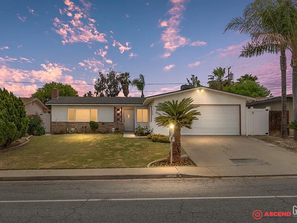 3700 Wenatchee Ave in Bakersfield, CA - Building Photo