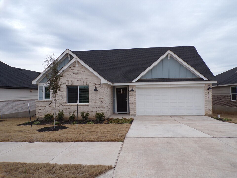 312 Lone Cedar Rd in Marble Falls, TX - Building Photo