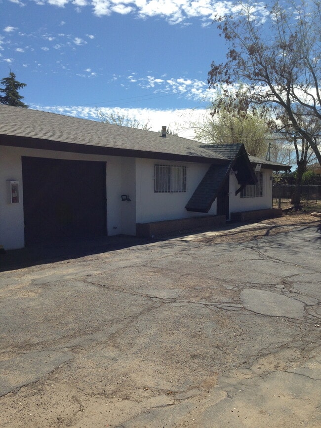 16109 Spruce St in Hesperia, CA - Building Photo - Building Photo