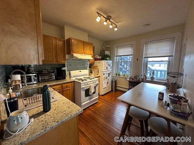 1056 Cambridge St in Cambridge, MA - Foto de edificio - Building Photo