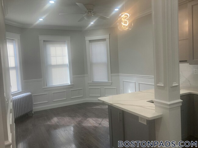 1572 Commonwealth Ave in Boston, MA - Foto de edificio - Building Photo