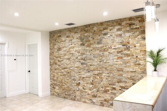 3261 NW 52nd St, Unit 1 in Miami, FL - Building Photo - Building Photo