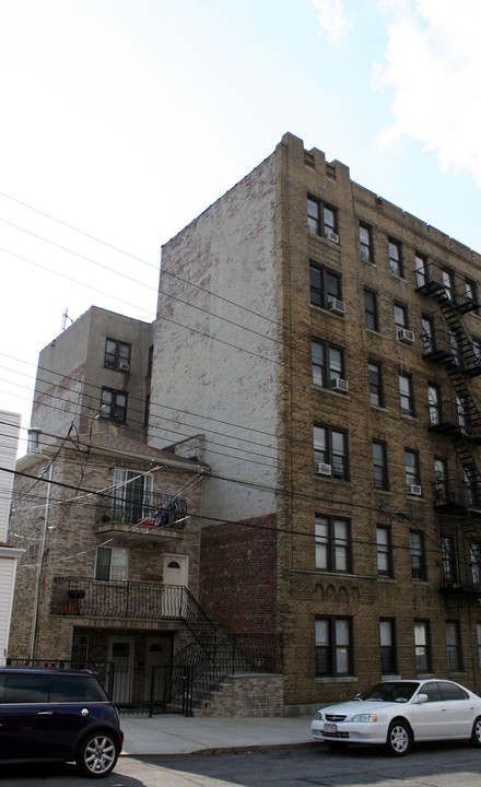 2816 Roebling Ave in Bronx, NY - Building Photo