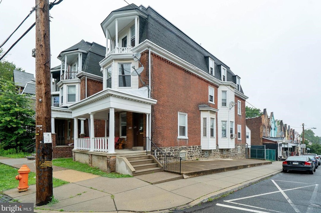 4541 Pulaski ave, Unit 2B in Philadelphia, PA - Foto de edificio