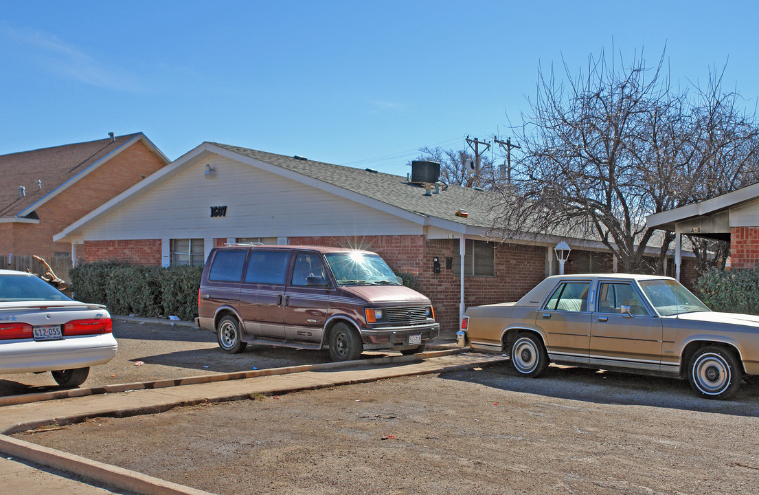 1607 44th St in Lubbock, TX - Building Photo