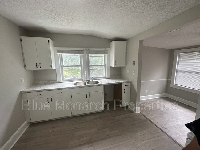 5249 Clearwater Lake Rd in Mount Holly, NC - Building Photo - Building Photo